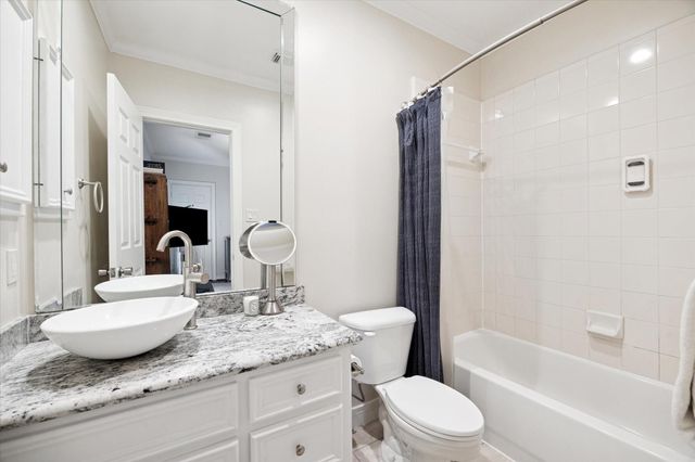 126 Oak Place Drive, Houston, TX 77006