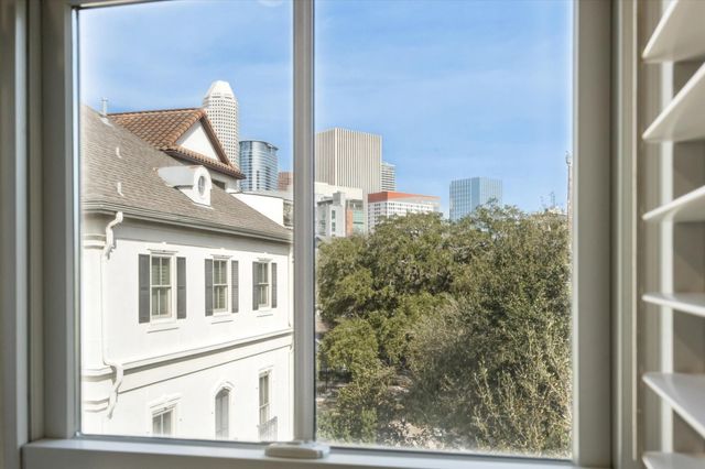 126 Oak Place Drive, Houston, TX 77006