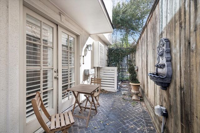 126 Oak Place Drive, Houston, TX 77006