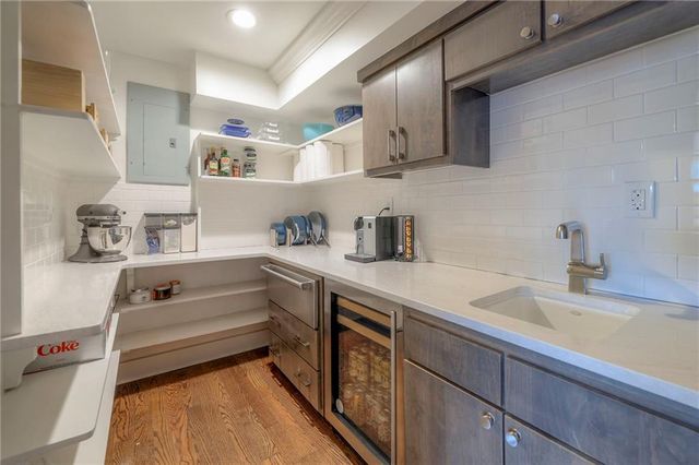 132 Lakeshore Drive W, Lake Quivira, KS 66217