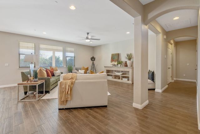 6737 W Wren Avenue, Visalia, CA 93291