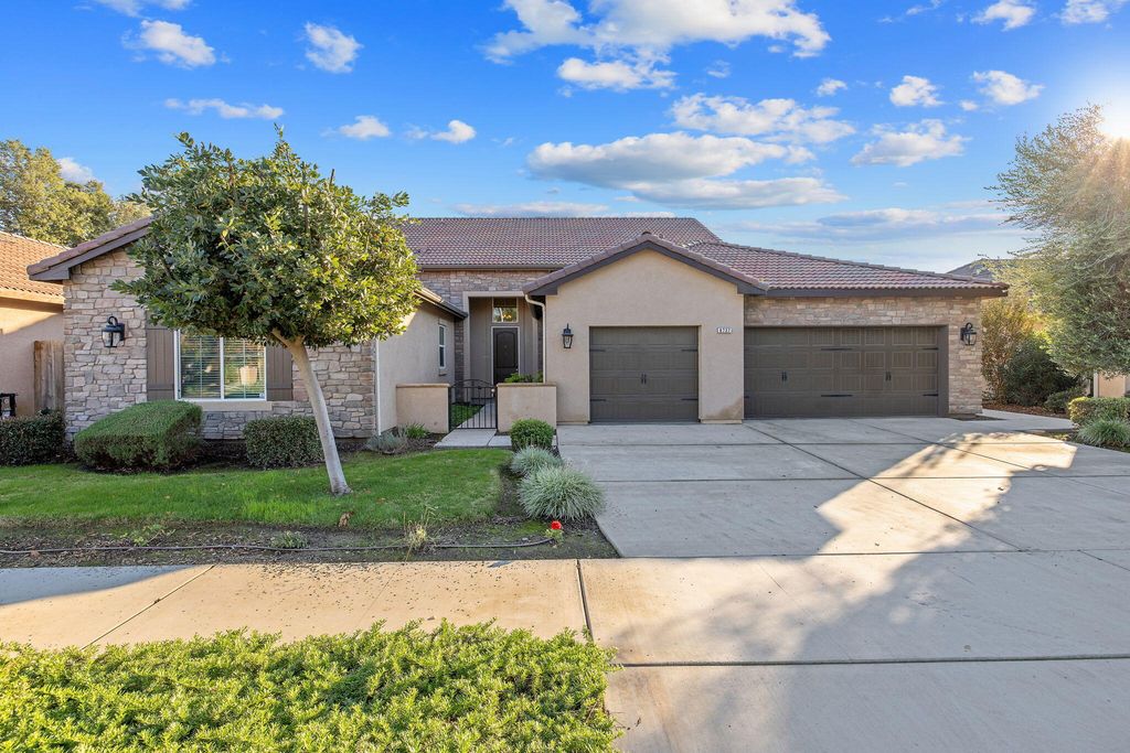 6737 W Wren Avenue, Visalia, CA 93291