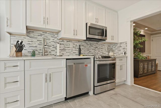 17 Meadow Street, Garden City, NY 11530