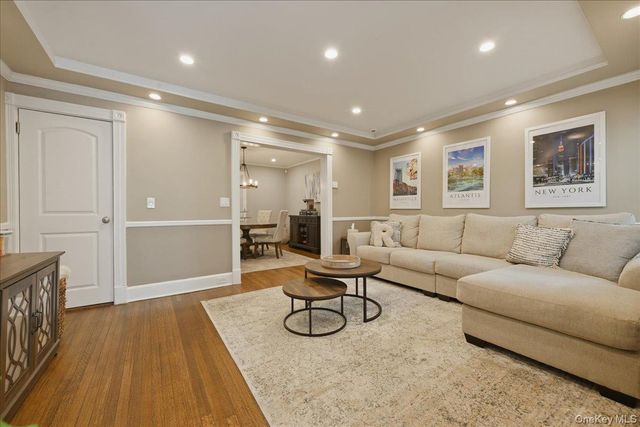 17 Meadow Street, Garden City, NY 11530