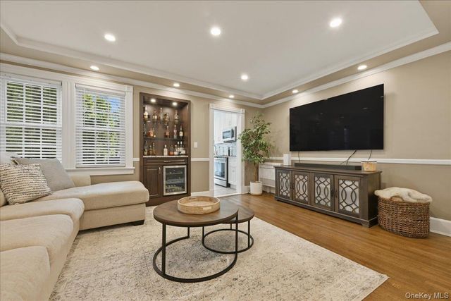 17 Meadow Street, Garden City, NY 11530