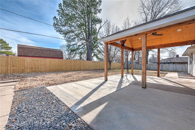 1605 SE S Street, Bentonville, AR 72712