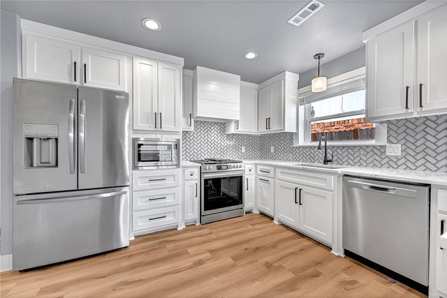 1605 SE S Street, Bentonville, AR 72712