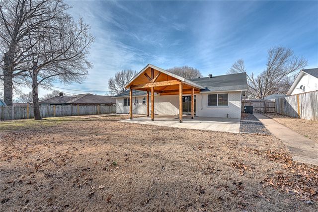 1605 SE S Street, Bentonville, AR 72712