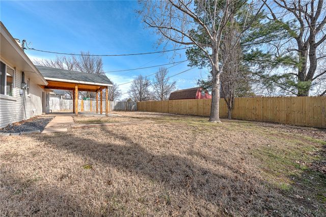1605 SE S Street, Bentonville, AR 72712