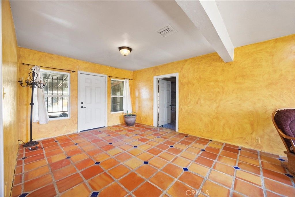 Image 16 of property listing at 552 Pepper, Bakersfield, CA 93307