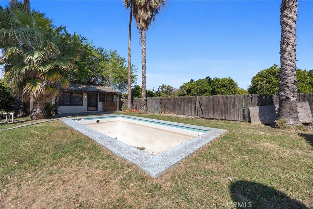 Image 41 of property listing at 552 Pepper, Bakersfield, CA 93307