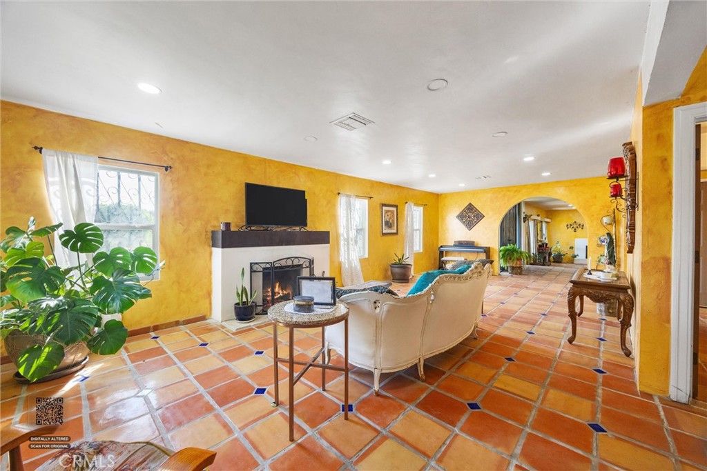 Image 5 of property listing at 552 Pepper, Bakersfield, CA 93307