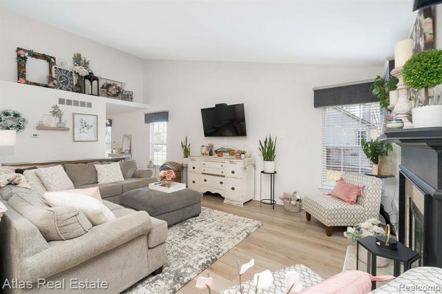 5864 Augusta Lane, Grand Blanc, MI 48439