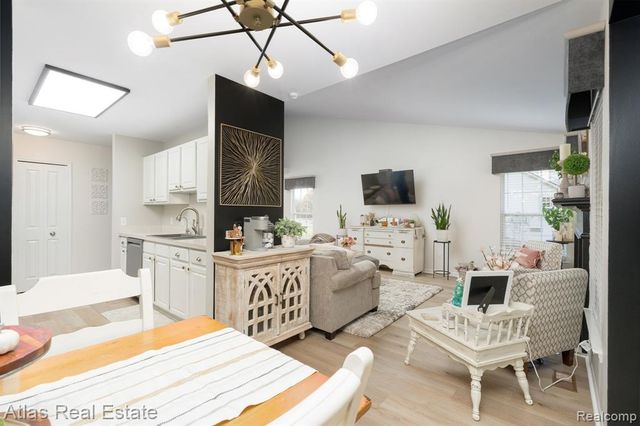 5864 Augusta Lane, Grand Blanc, MI 48439