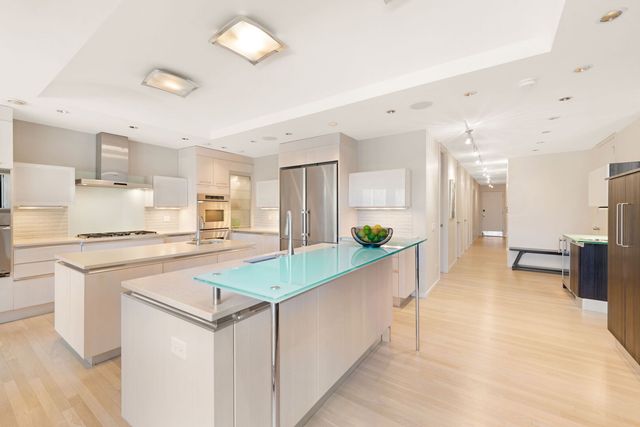 2705 Bentley Road, Highland Park, IL 60035