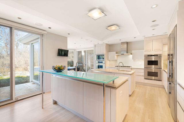 2705 Bentley Road, Highland Park, IL 60035