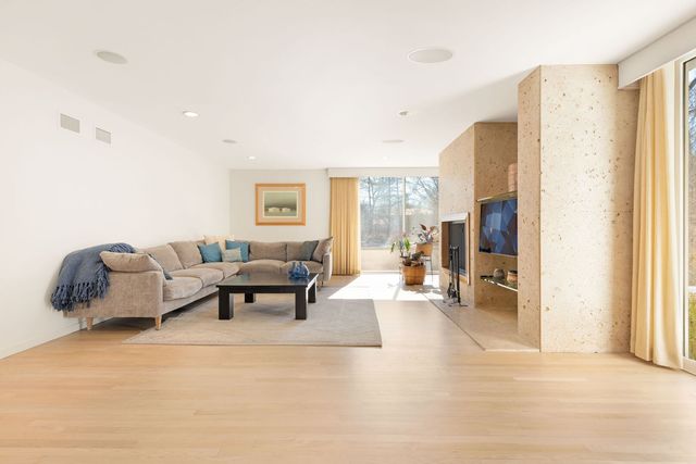 2705 Bentley Road, Highland Park, IL 60035