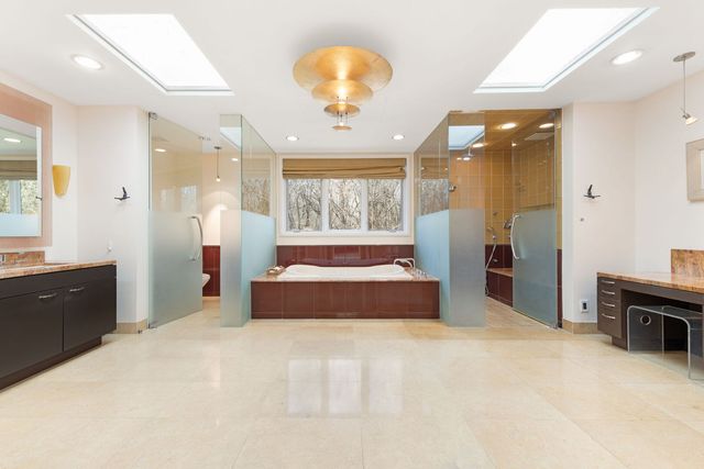 2705 Bentley Road, Highland Park, IL 60035