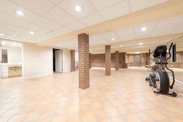 2705 Bentley Road, Highland Park, IL 60035