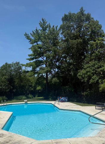 2705 Bentley Road, Highland Park, IL 60035