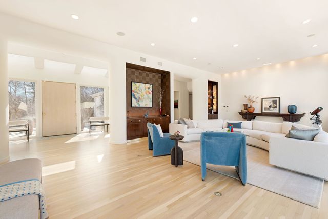 2705 Bentley Road, Highland Park, IL 60035