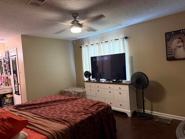 16 independence, White Hall, AR 71602