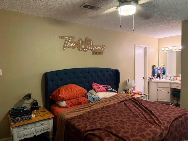 16 independence, White Hall, AR 71602