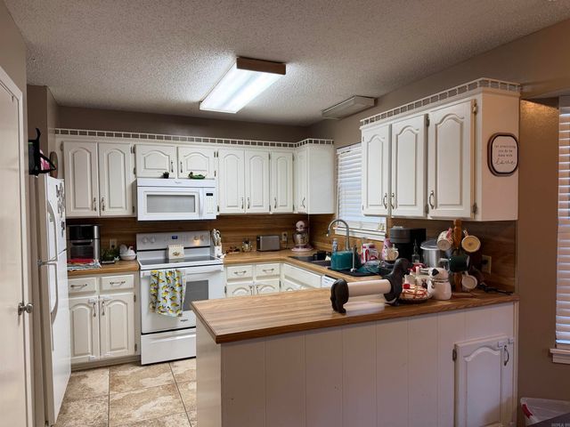 16 independence, White Hall, AR 71602