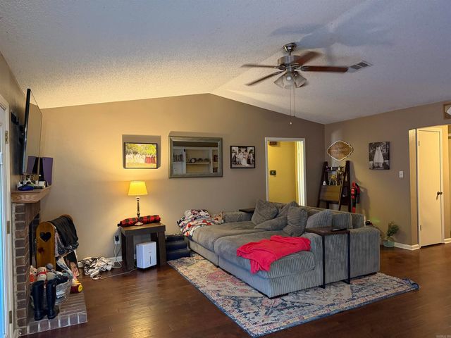 16 independence, White Hall, AR 71602