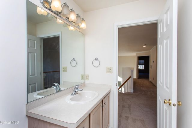 4 Hilander Drive, Colonie, NY 12211