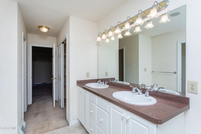 4 Hilander Drive, Colonie, NY 12211