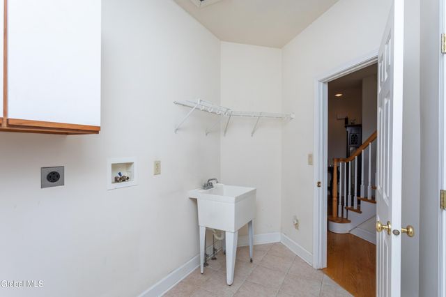 4 Hilander Drive, Colonie, NY 12211