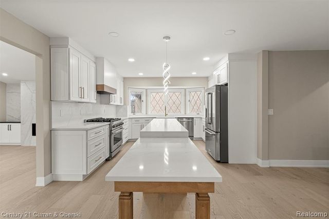 20154 Riverside Drive, Livonia, MI 48152