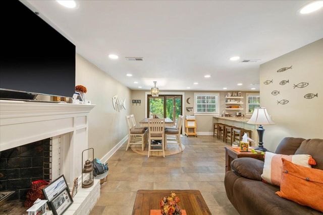 70 Crescent LN, Wirtz, VA 24184