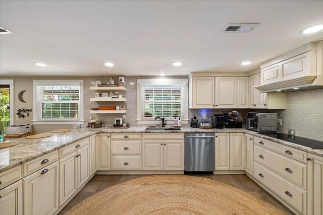 70 Crescent LN, Wirtz, VA 24184