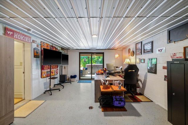 70 Crescent LN, Wirtz, VA 24184