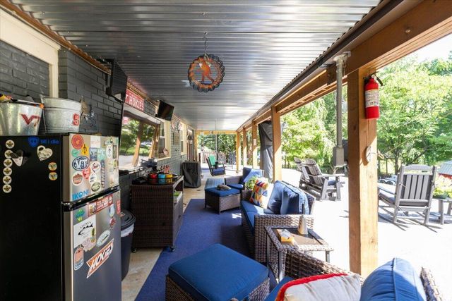 70 Crescent LN, Wirtz, VA 24184