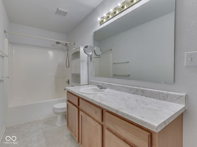 944 Angus Lane, Indianapolis, IN 46217