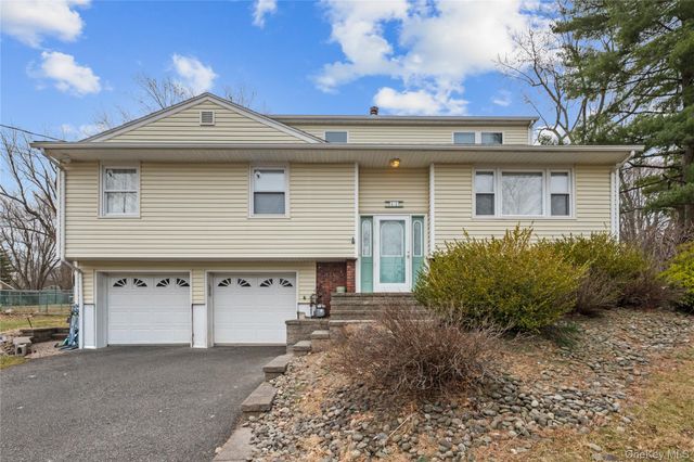 11 Castle Drive, Chestnut Ridge, NY 10977
