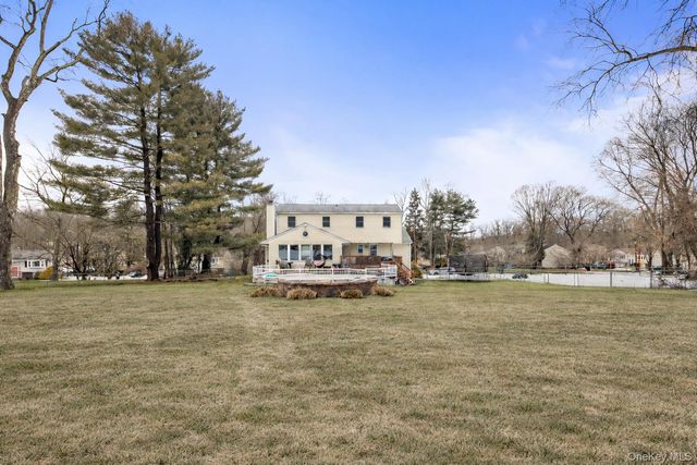 11 Castle Drive, Chestnut Ridge, NY 10977