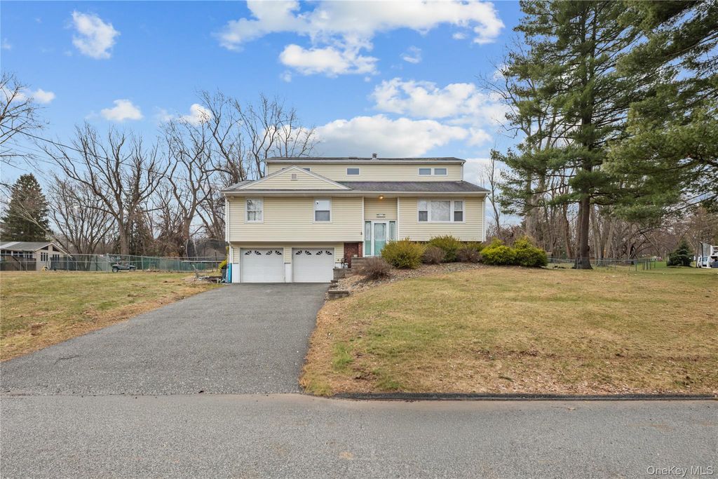 11 Castle Drive, Chestnut Ridge, NY 10977