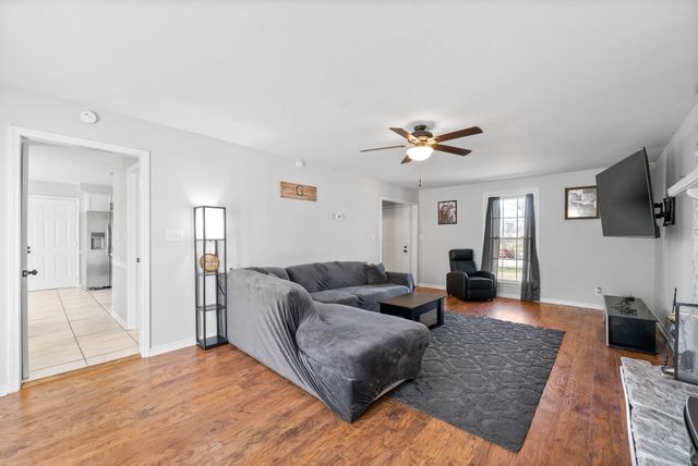 1911 Claymont Dr, Clarksville, TN 37040