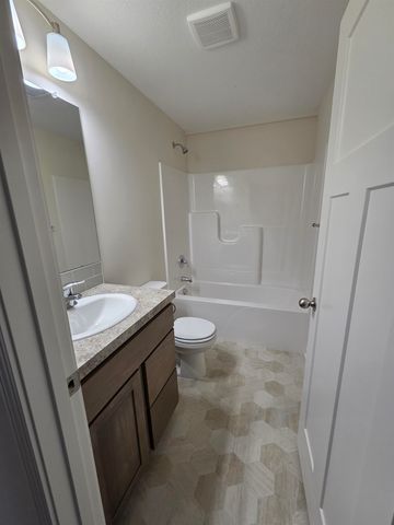 215 Summer Dr, Newton, KS 67114