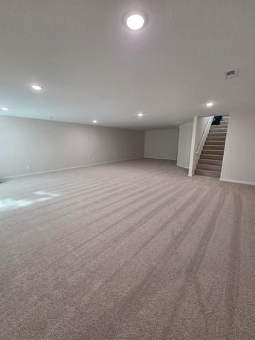 215 Summer Dr, Newton, KS 67114