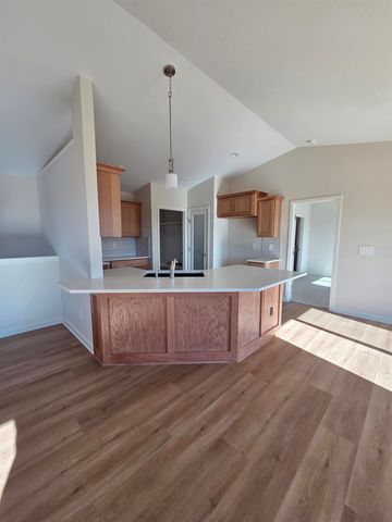 215 Summer Dr, Newton, KS 67114