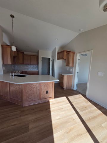 215 Summer Dr, Newton, KS 67114