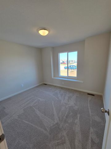 215 Summer Dr, Newton, KS 67114