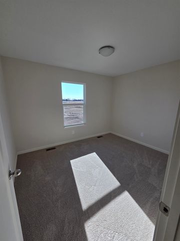 215 Summer Dr, Newton, KS 67114