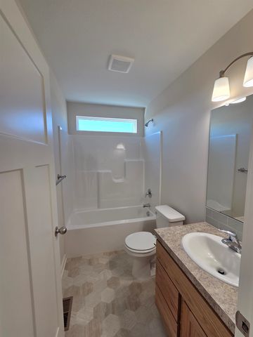 215 Summer Dr, Newton, KS 67114