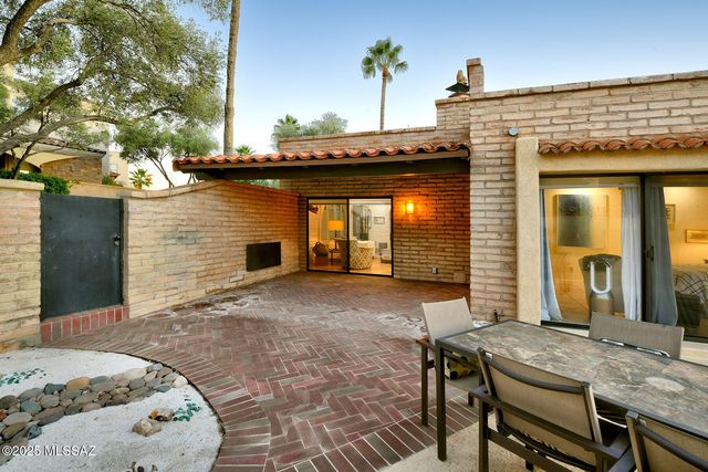 6513 N Green Briar Drive, Tucson, AZ 85718